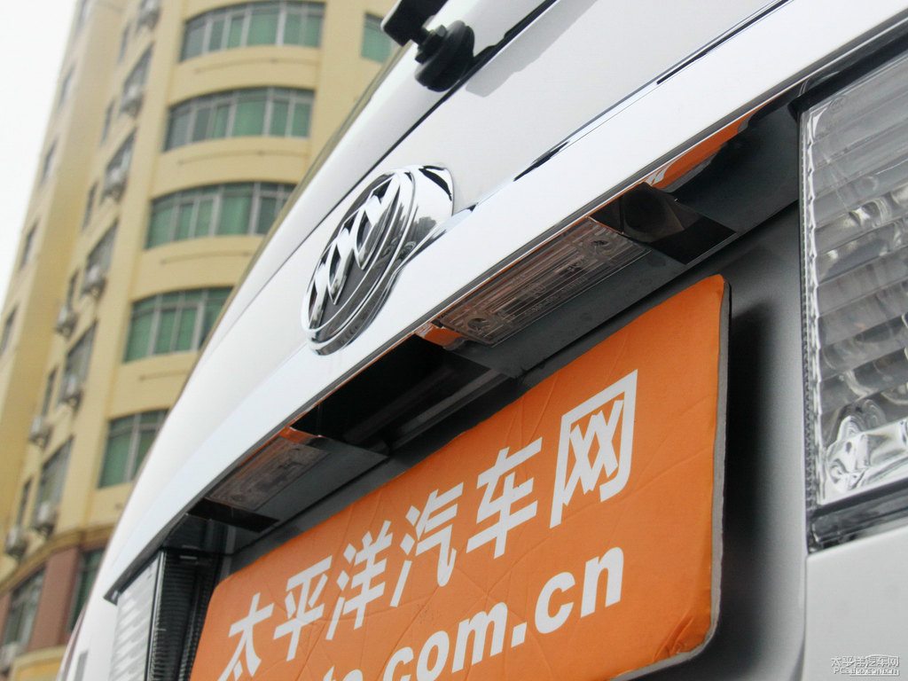 鈦銀別克GL8車尾外觀圖片