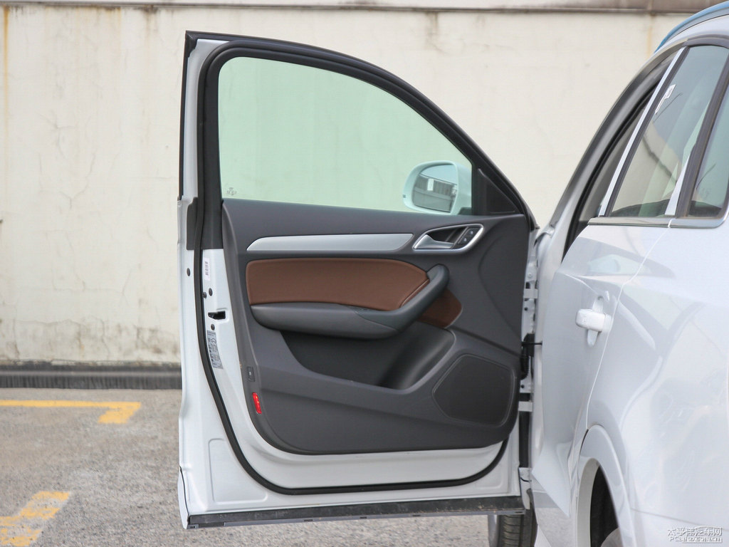 冰川白奧迪Q3車廂內(nèi)飾圖片
