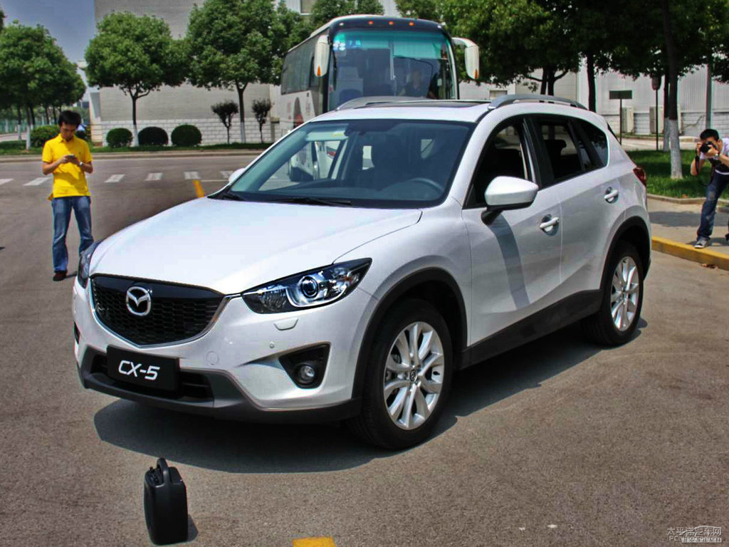 珠光白馬自達(dá)CX-5整車(chē)外觀(guān)外觀(guān)圖片