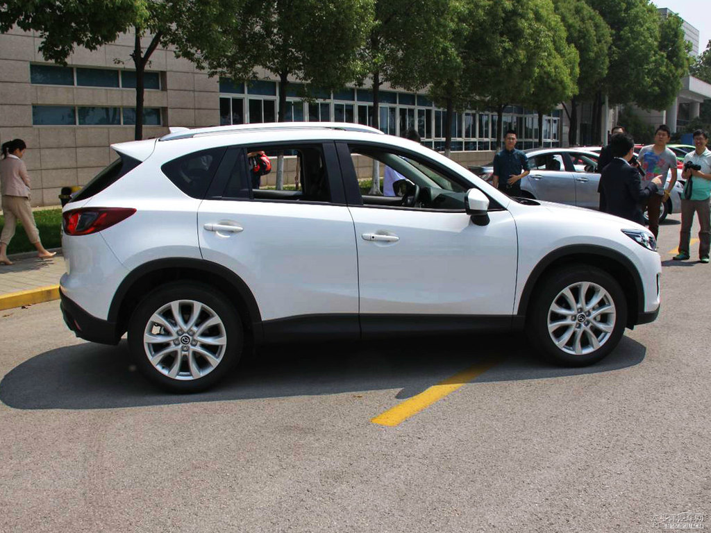 珠光白馬自達(dá)CX-5整車(chē)外觀外觀圖片