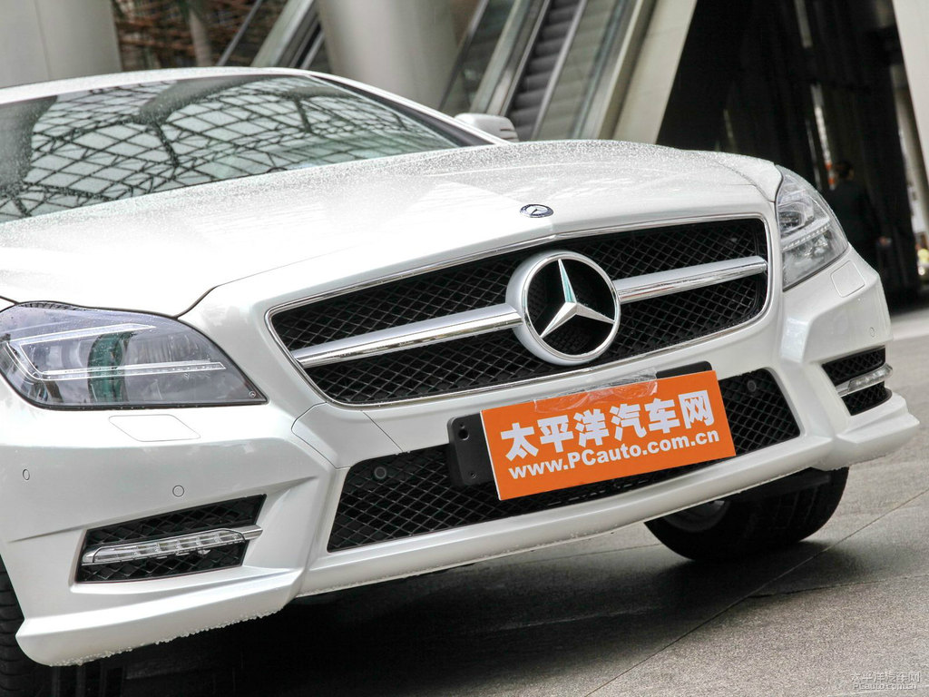 白色奔馳CLS級車頭外觀圖片
