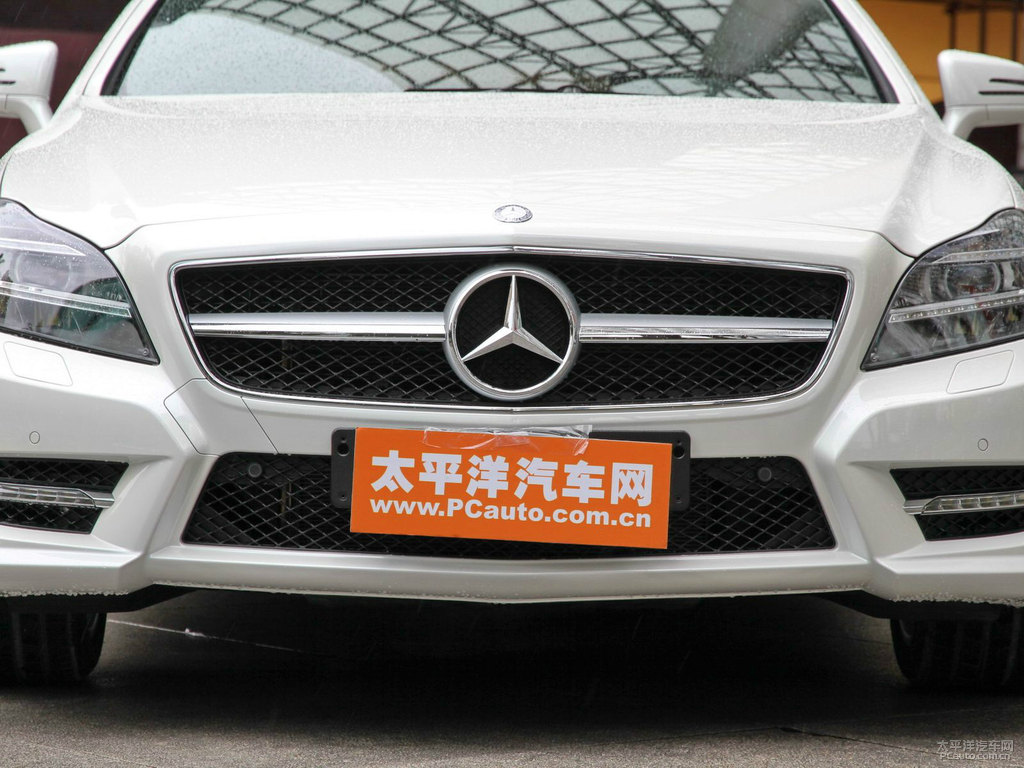 白色奔馳CLS級(jí)車頭外觀圖片