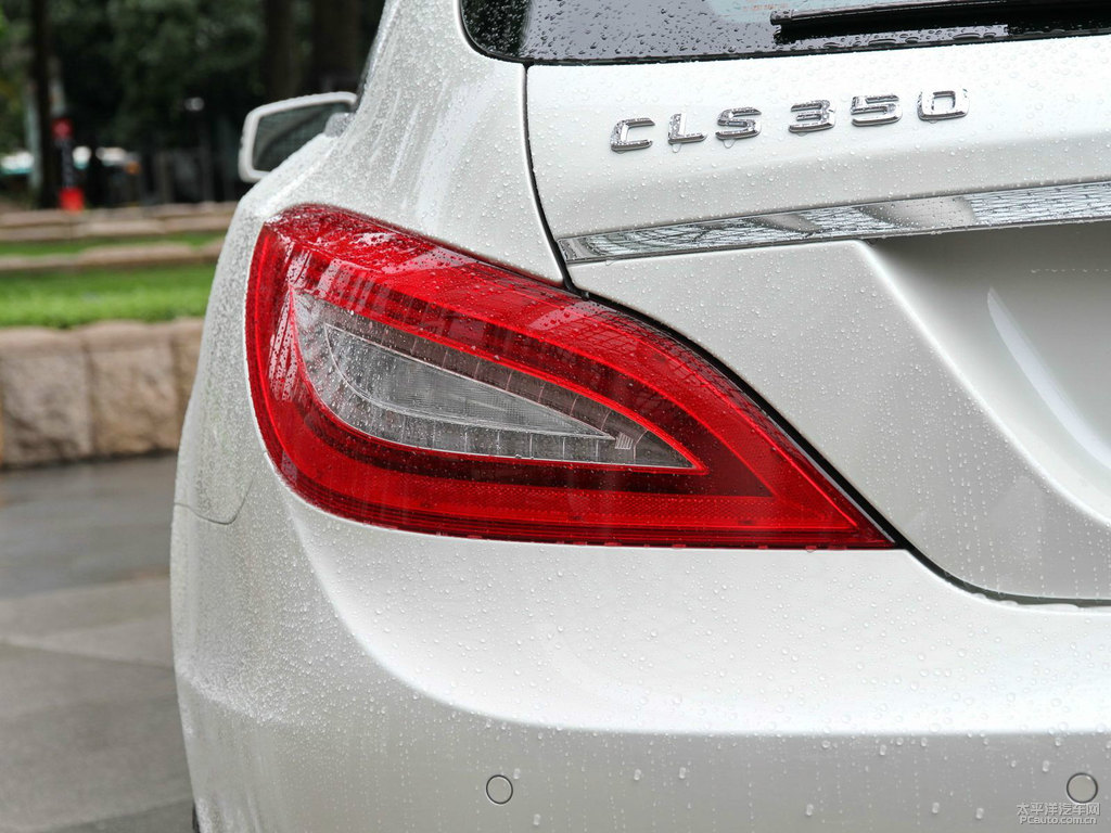 白色奔馳CLS級車尾外觀圖片