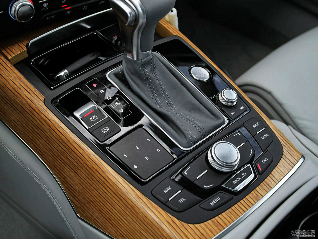 紅色奧迪A6(進口)中控內(nèi)飾圖片