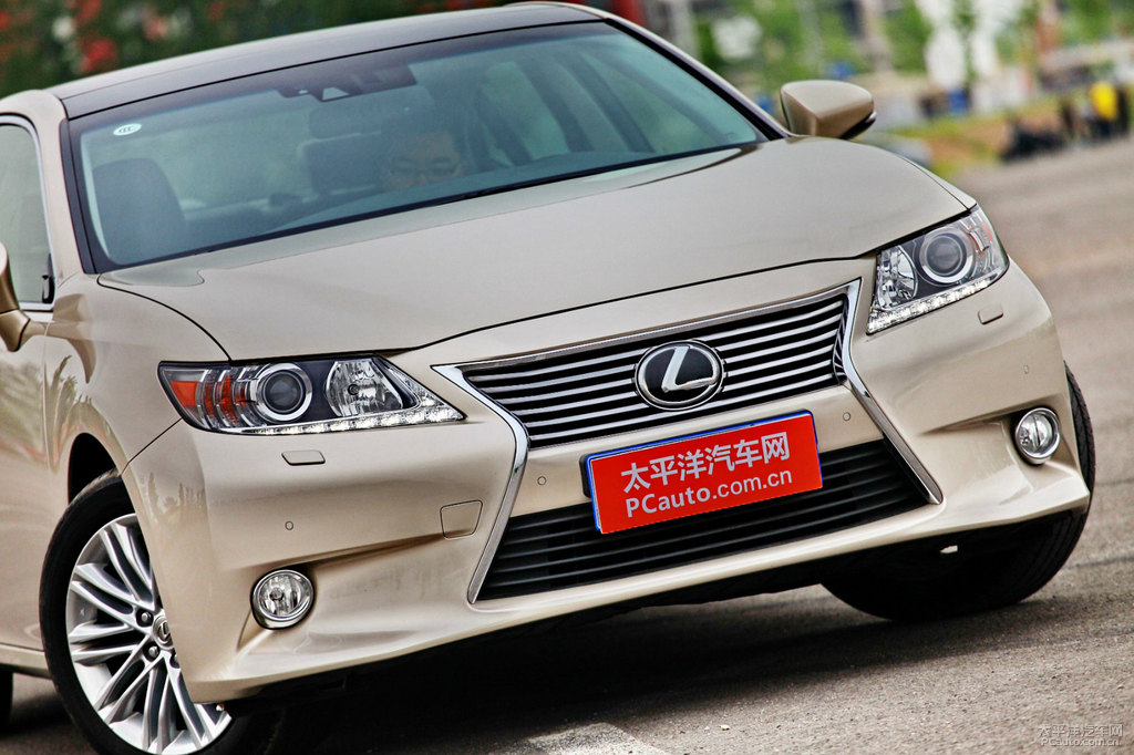 金色雷克薩斯ES車頭外觀圖片