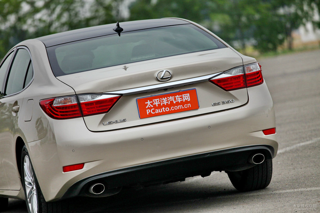 金色雷克薩斯ES車尾外觀圖片
