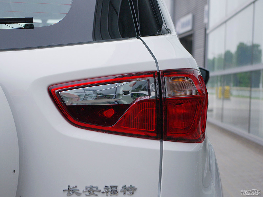 典雅白翼搏車尾外觀圖片