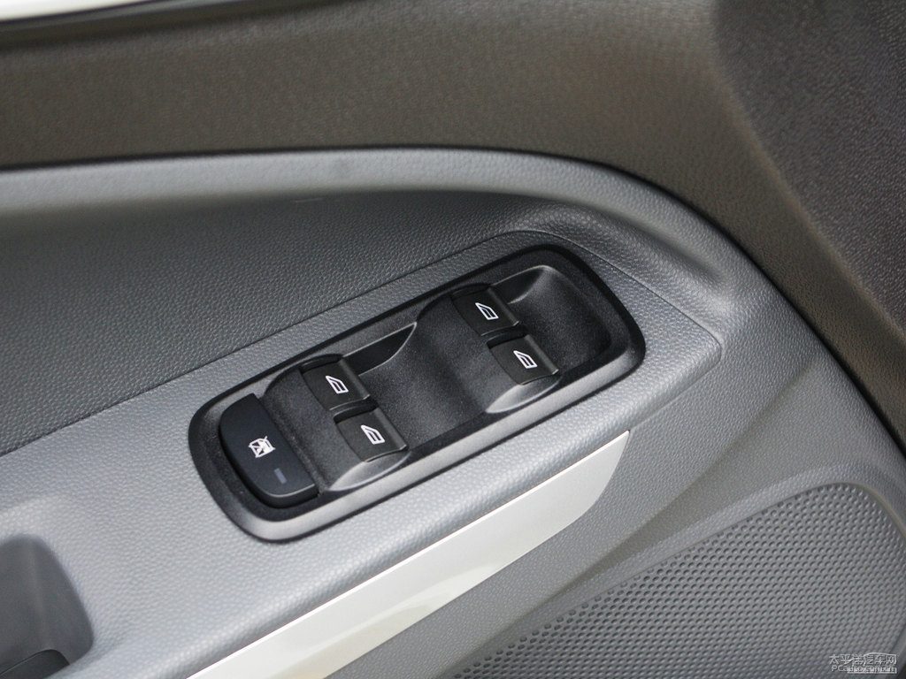 典雅白翼搏車廂內(nèi)飾圖片