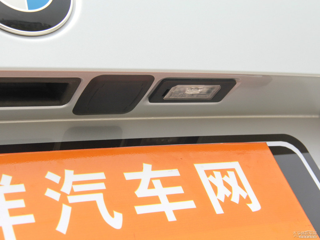 冰河銀寶馬X1車尾外觀圖片