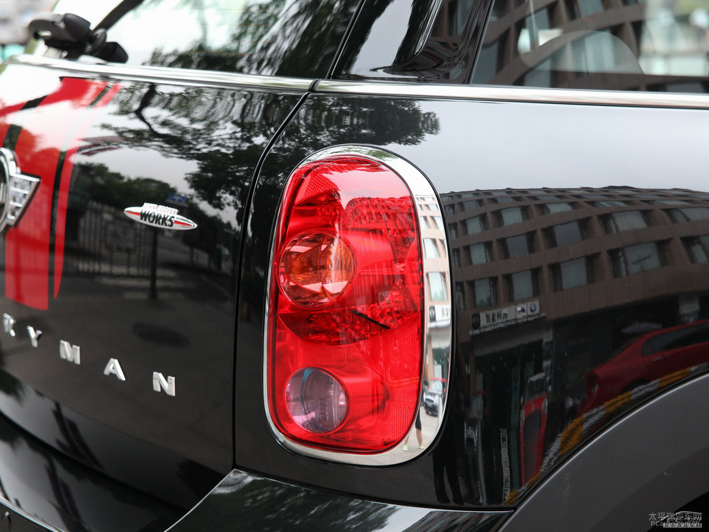 精粹黑MINI JCW COUNTRYMAN車尾外觀圖片