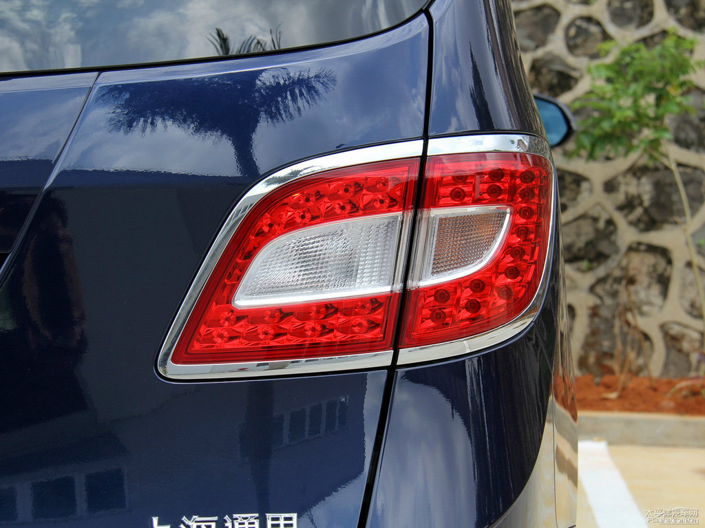 深藍別克GL8車尾外觀圖片