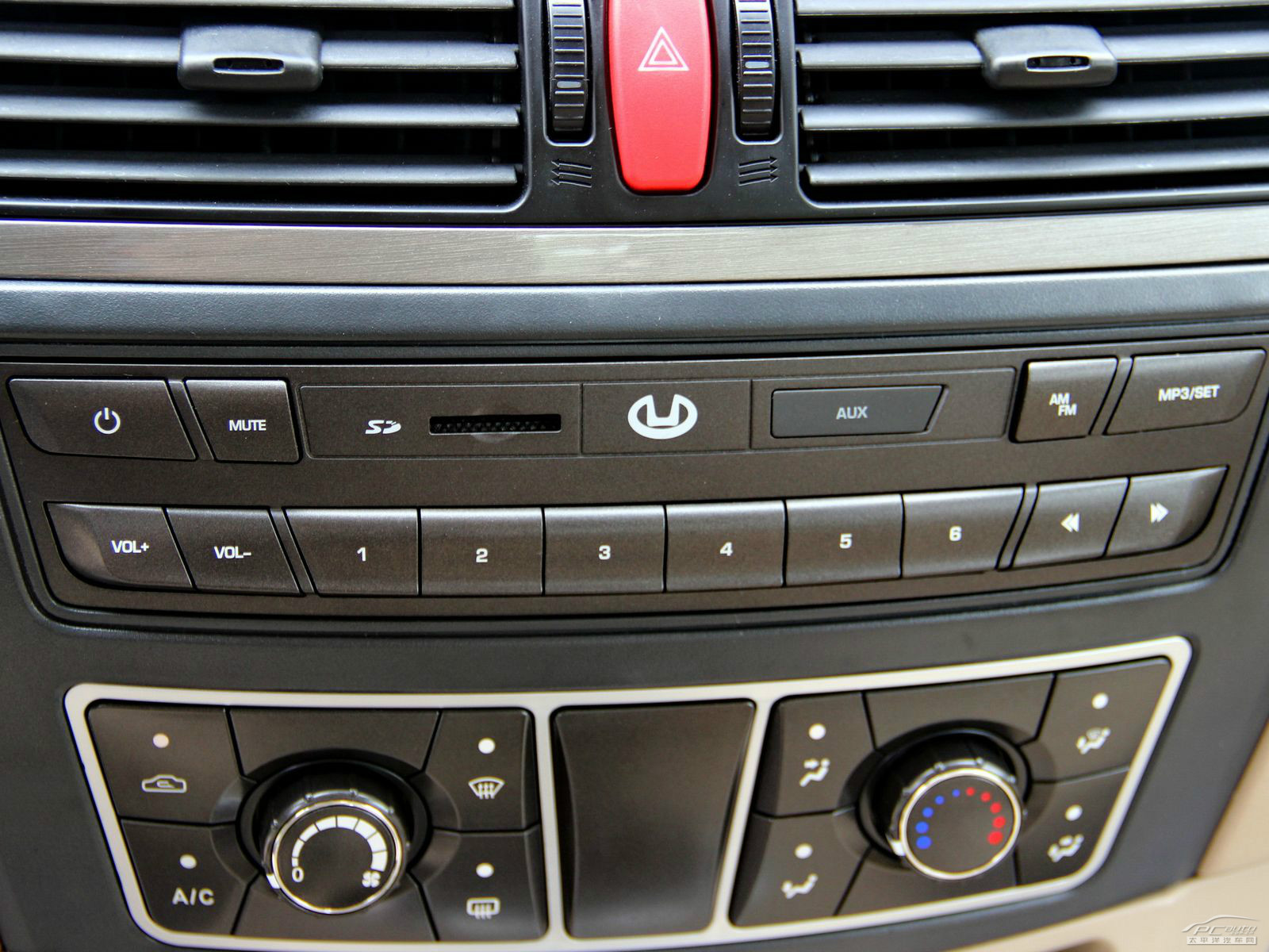 路盛E70內(nèi)飾高清大圖