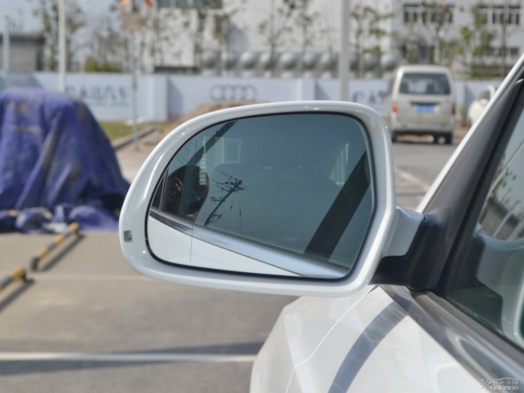 冰川白奧迪Q3車身外觀圖片