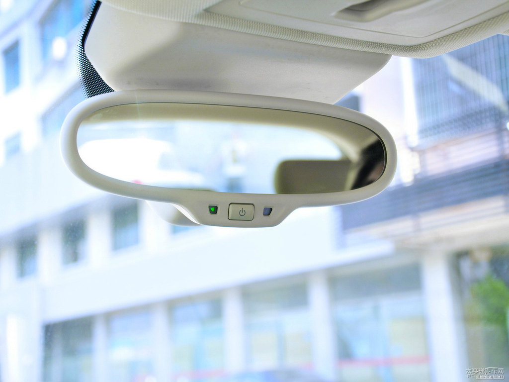鉑金米奧迪Q3車廂內(nèi)飾圖片