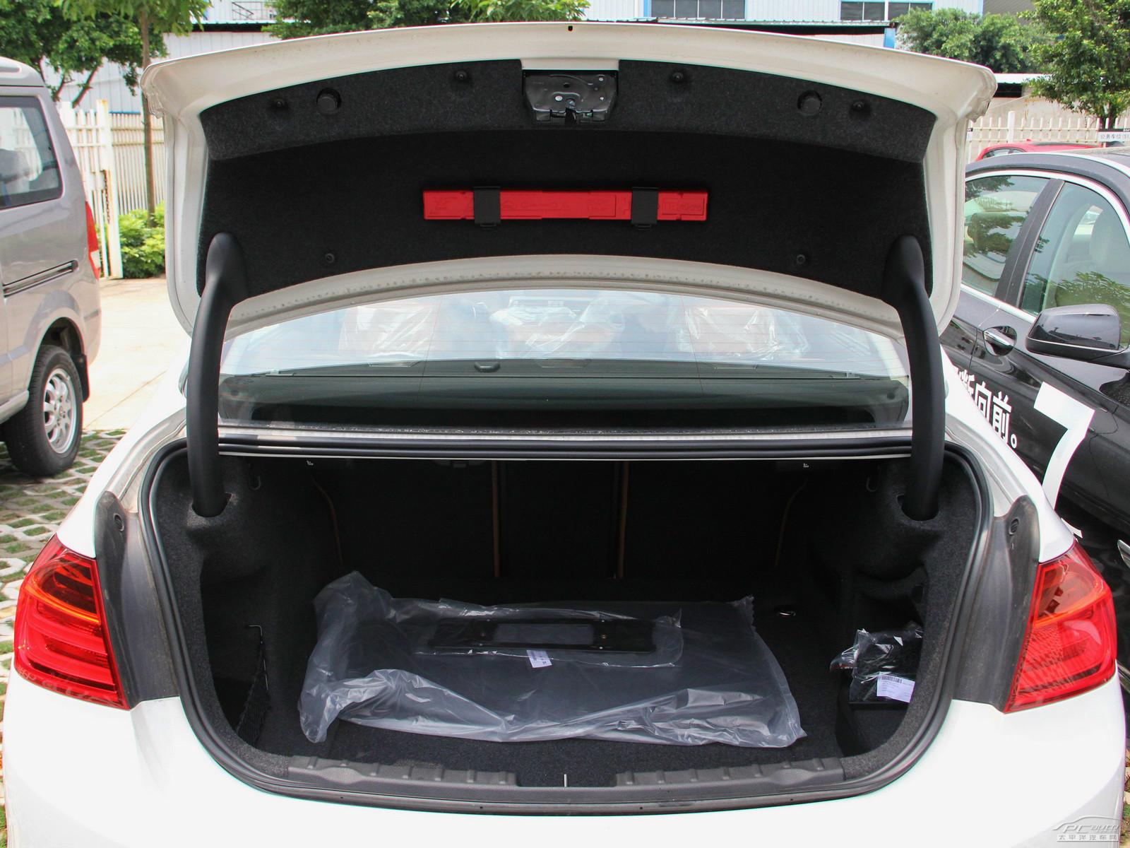 寶馬3系空間高清大圖