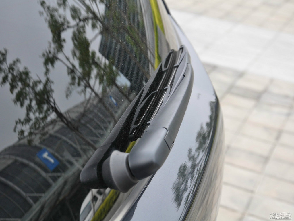 淡紫金屬灰森林人車尾外觀圖片