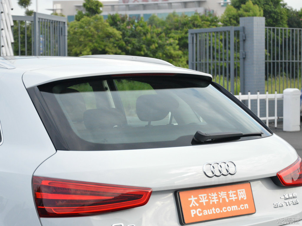 冰川白奧迪Q3車尾外觀圖片