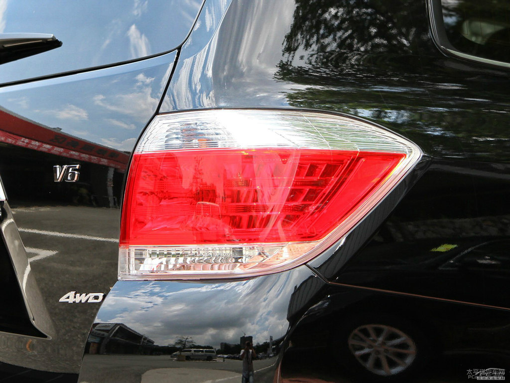 紫鉆黑漢蘭達(dá)車尾外觀圖片
