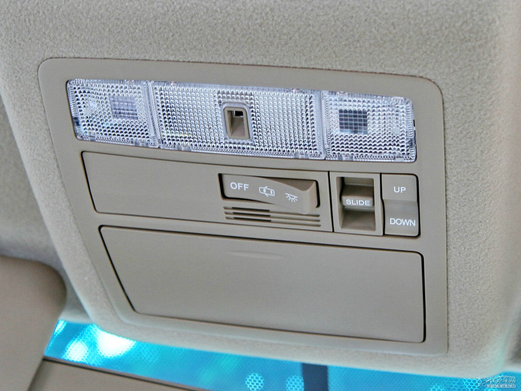 紫鉆黑漢蘭達(dá)車廂內(nèi)飾圖片