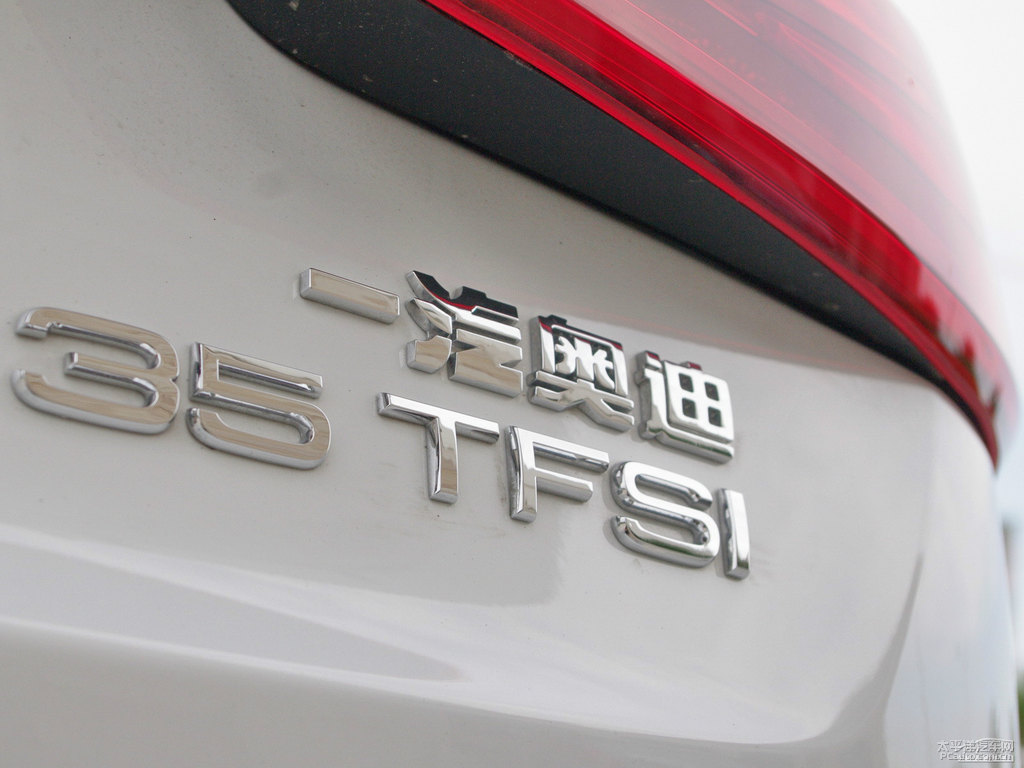 冰川白奧迪Q3車尾外觀圖片