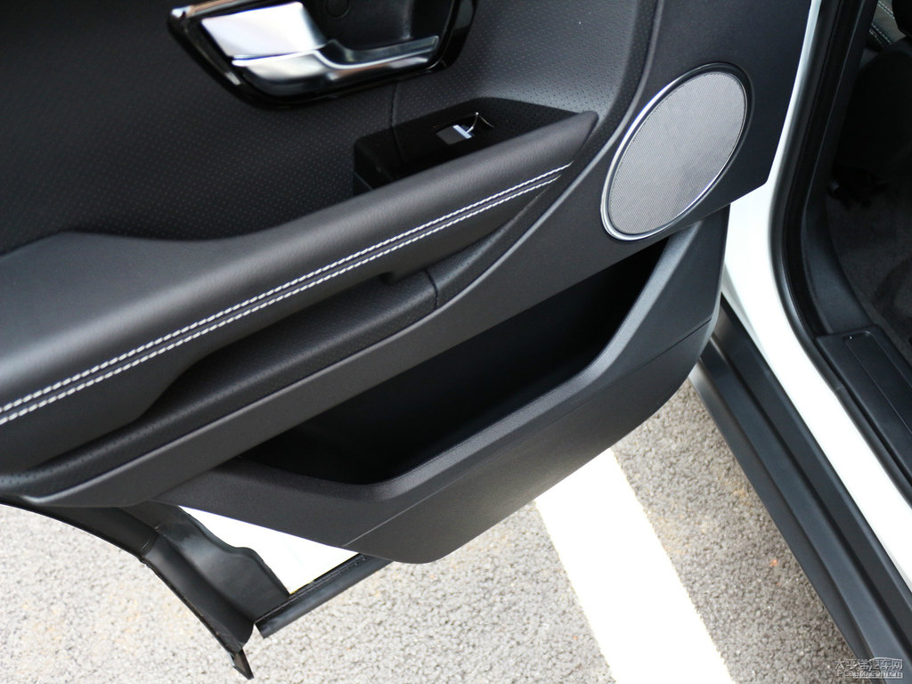 富士白攬勝極光(進口)儲物空間空間圖片