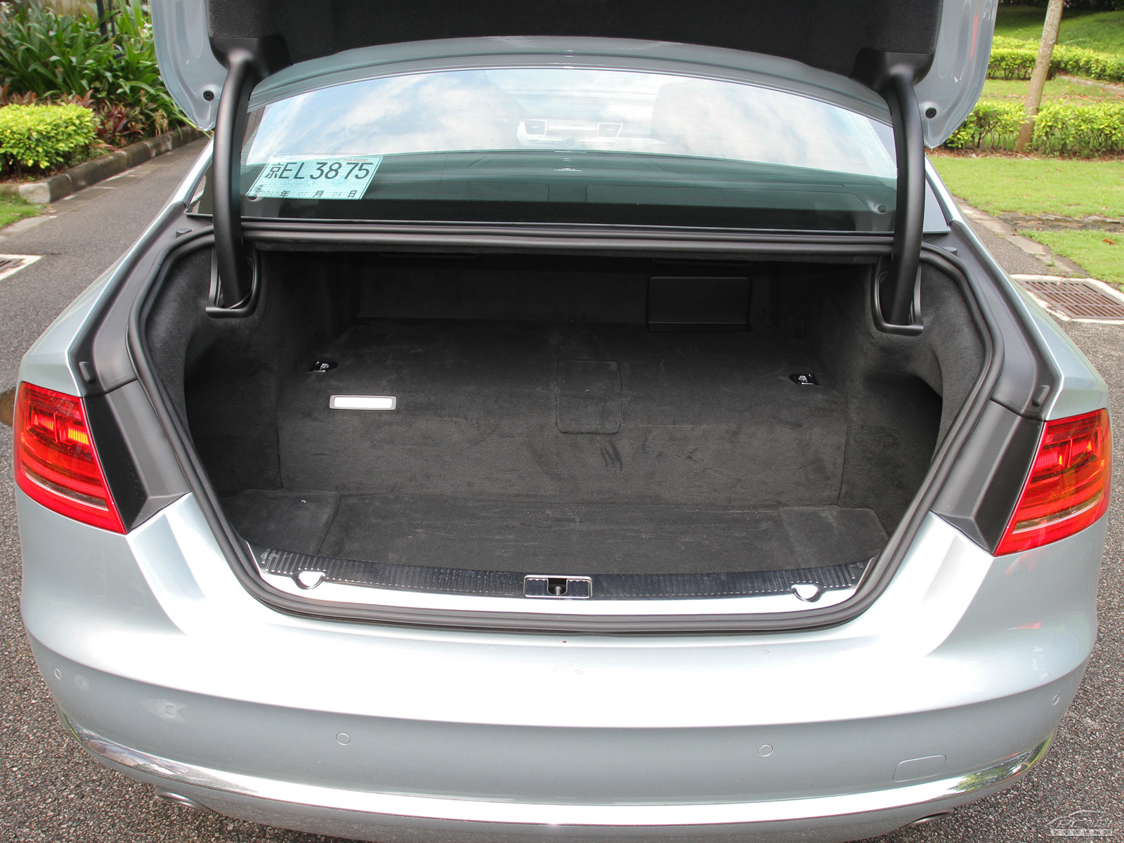 奧迪A8L空間高清大圖