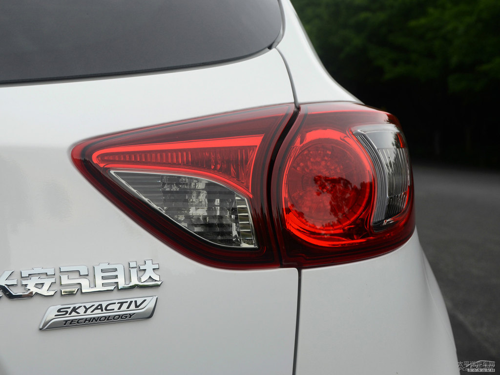 珠光白馬自達CX-5車尾外觀圖片