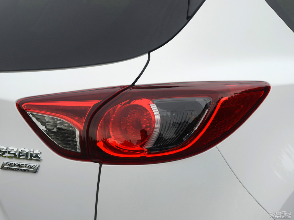 珠光白馬自達(dá)CX-5車尾外觀圖片