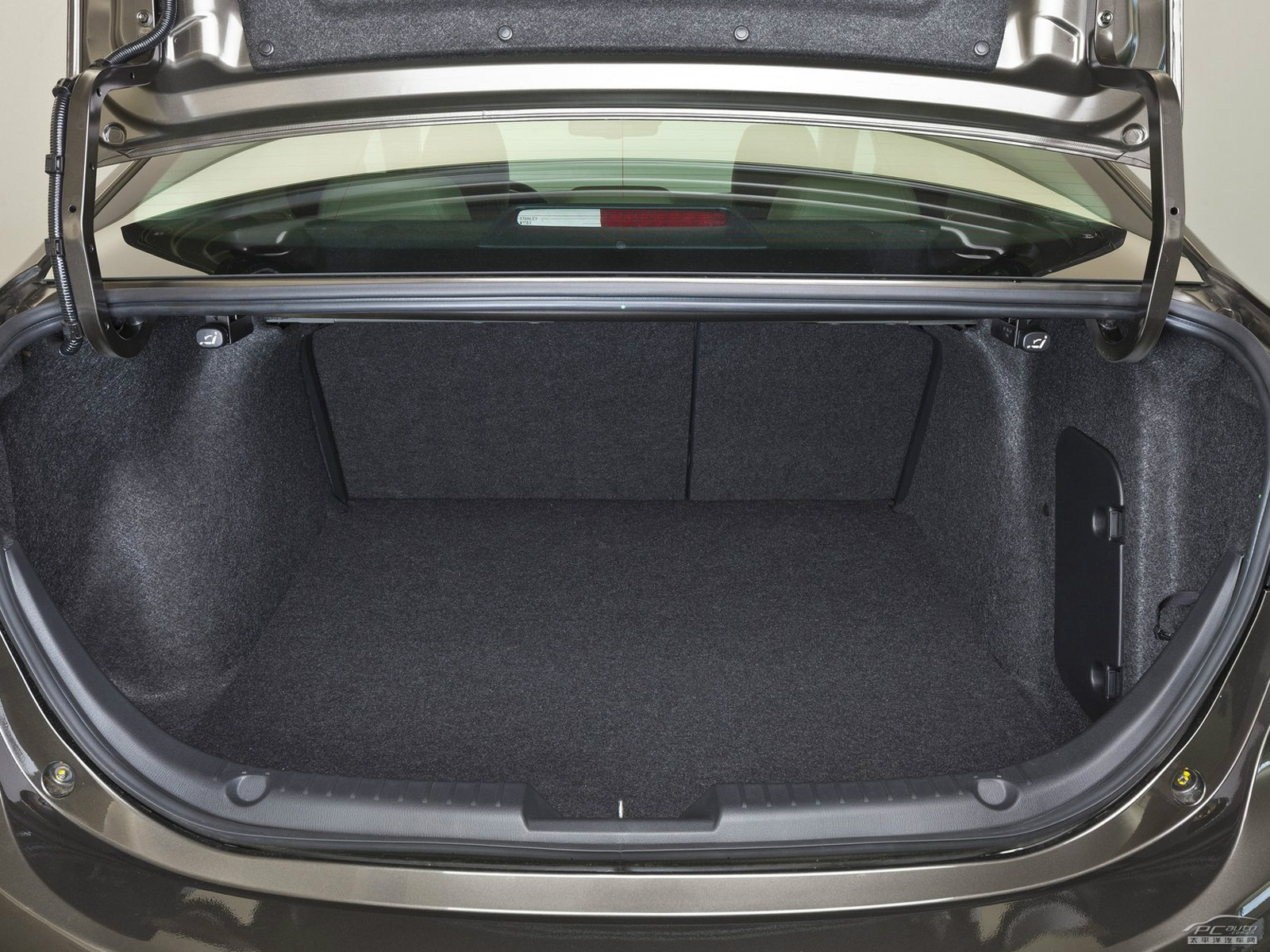 馬自達3(海外)空間高清大圖