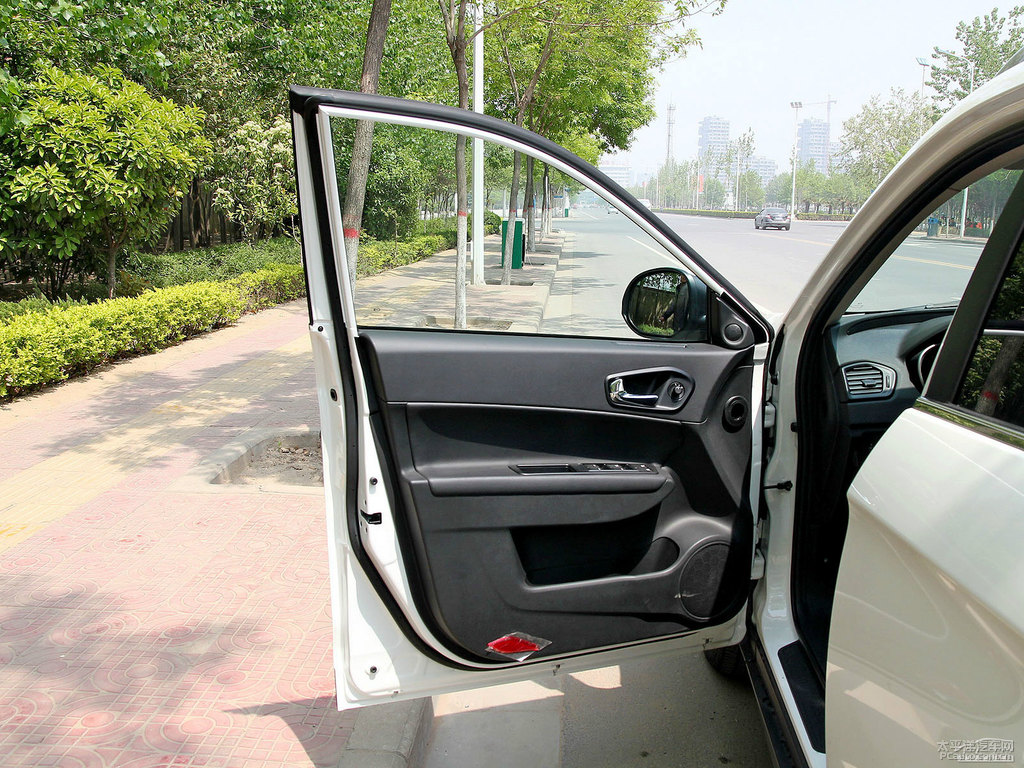 象牙白傳祺GS5車廂內(nèi)飾圖片