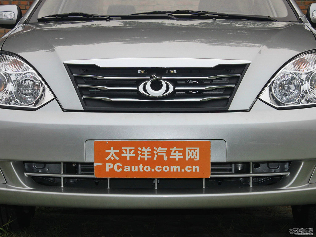 銀鉆灰遠(yuǎn)景車頭外觀圖片