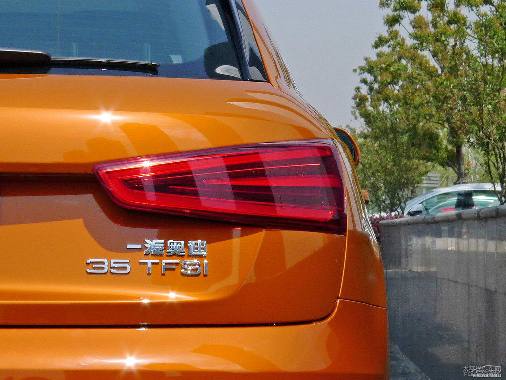 薩摩亞橙奧迪Q3車尾外觀圖片