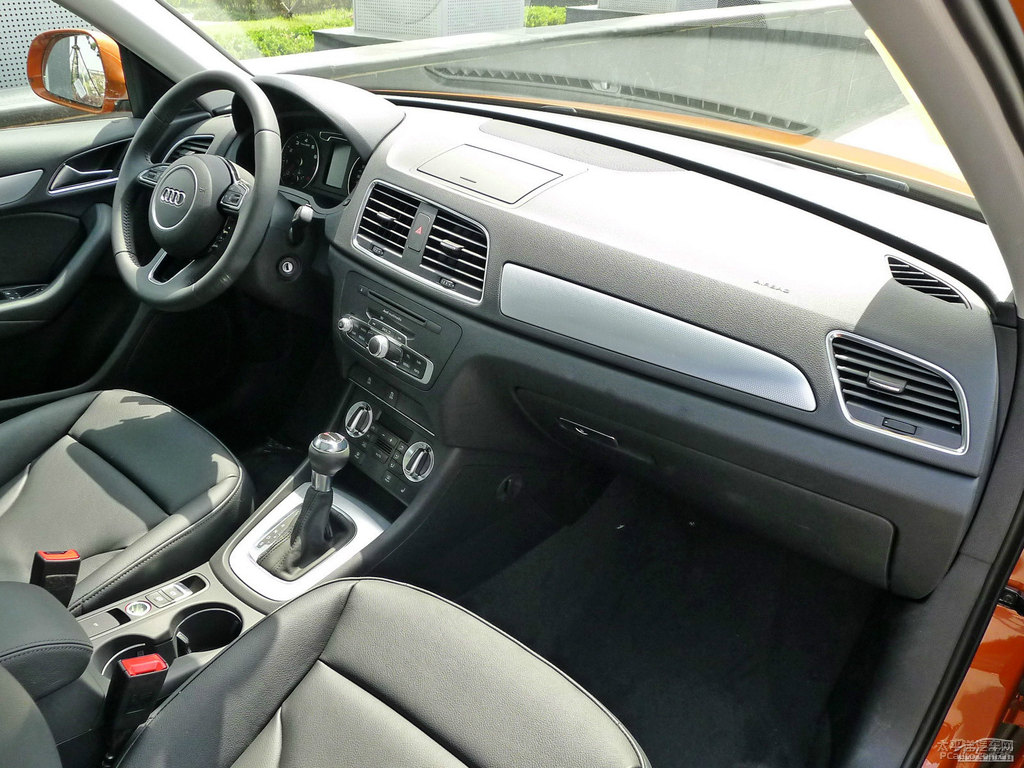 薩摩亞橙奧迪Q3車廂內(nèi)飾圖片