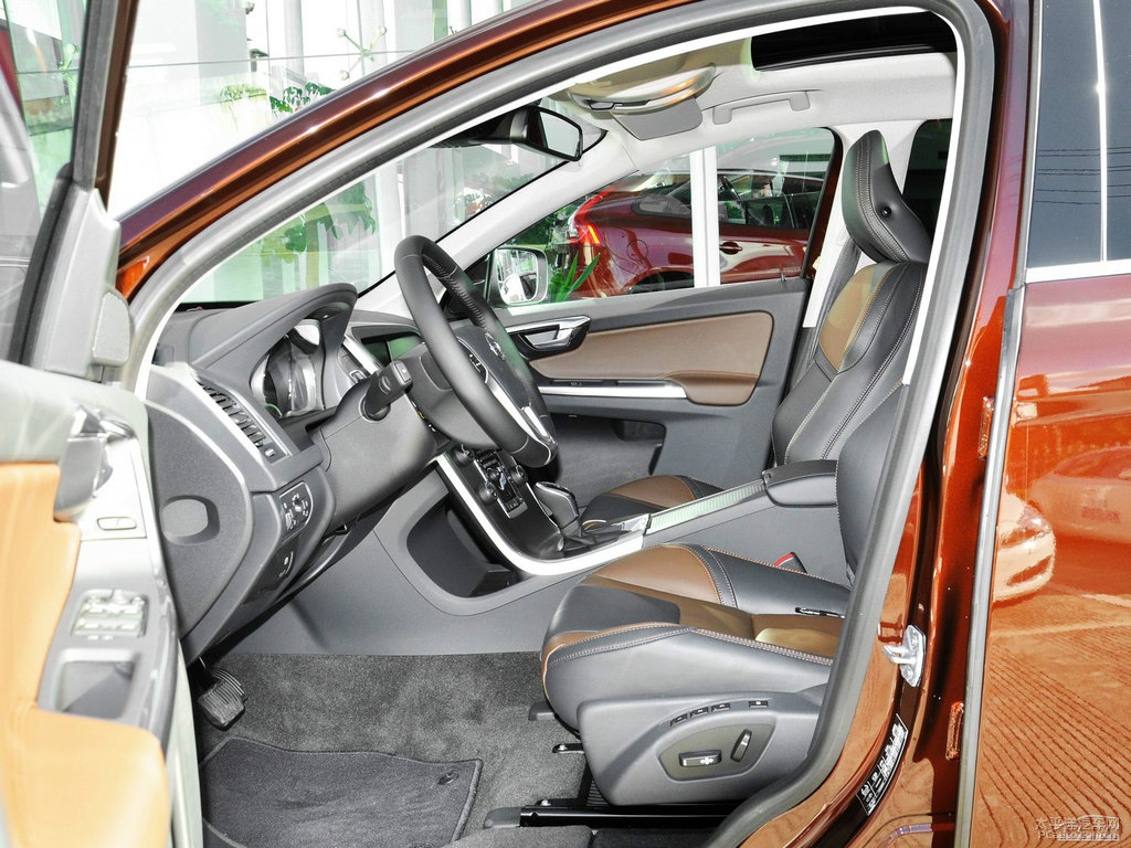 ɫ֠XC60(M){˿ggDƬ