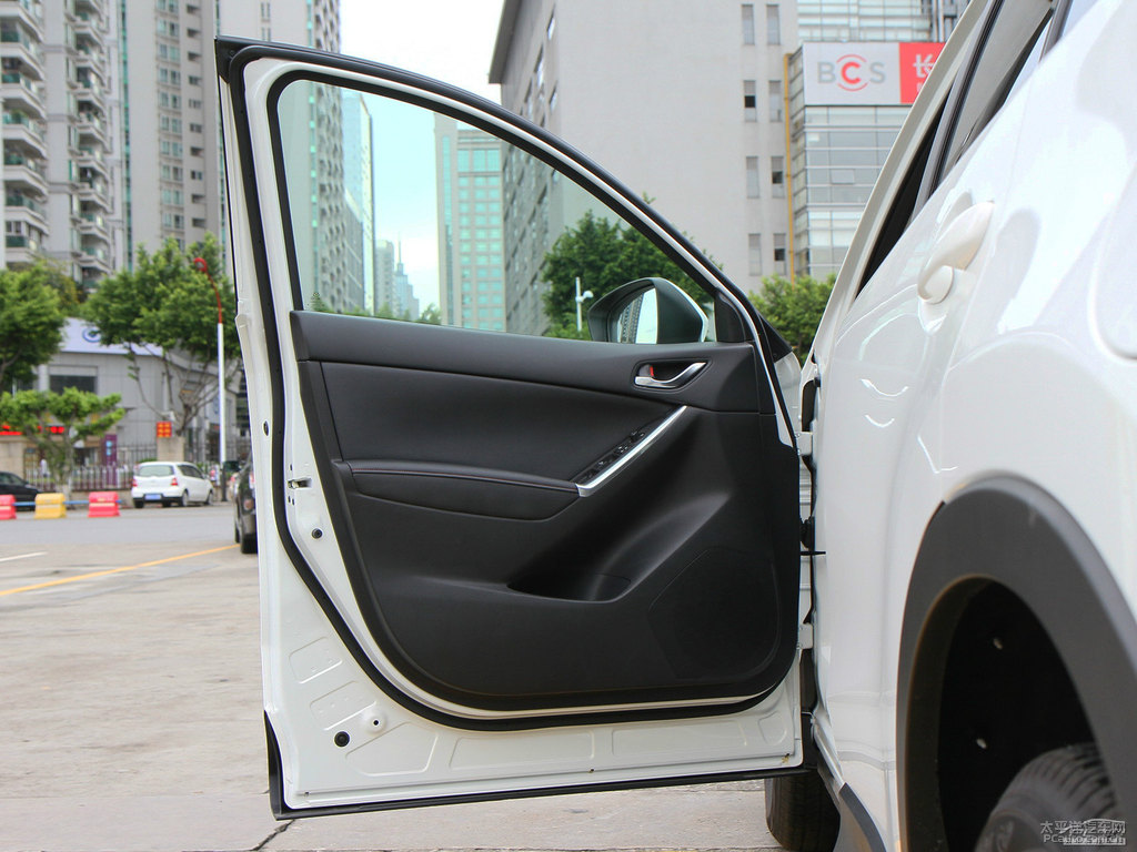 珠光白馬自達(dá)CX-5車廂內(nèi)飾圖片