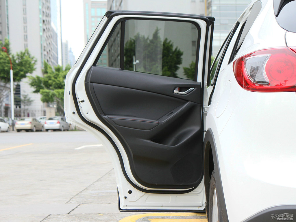 珠光白馬自達CX-5車廂內飾圖片