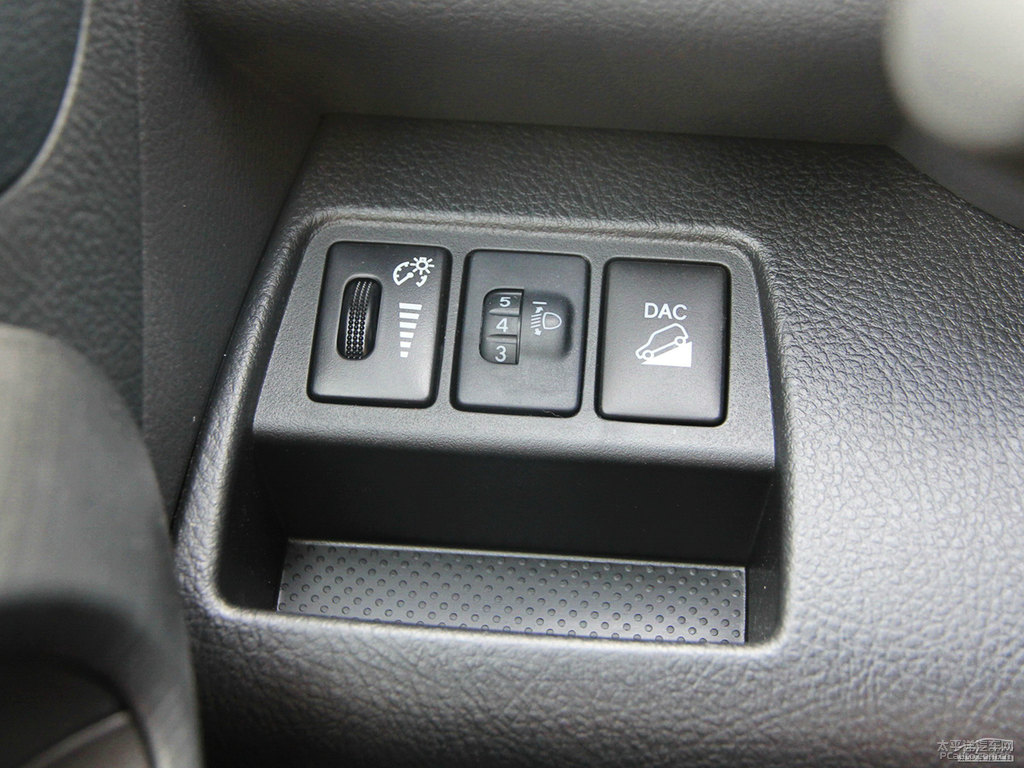 深棕云母色RAV4榮放中控內(nèi)飾圖片