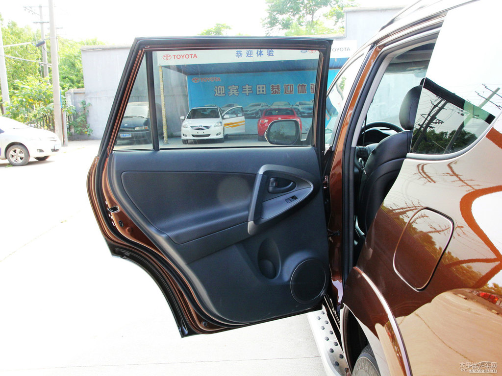 深棕云母色RAV4榮放車廂內(nèi)飾圖片