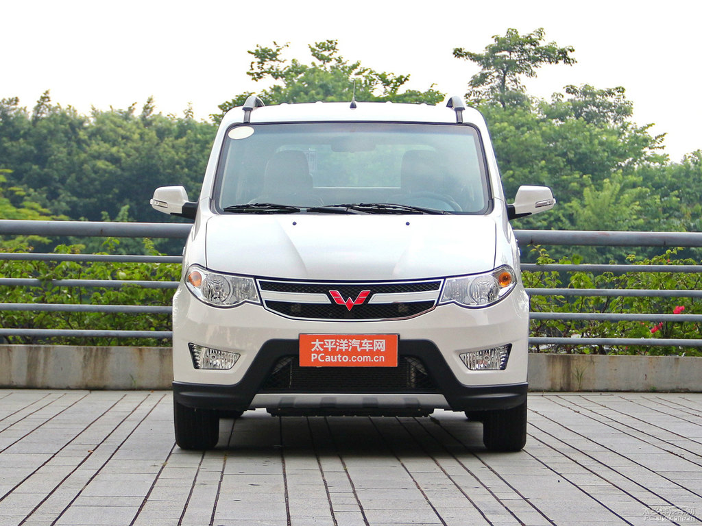 糖果白五菱宏光S整車(chē)外觀外觀圖片
