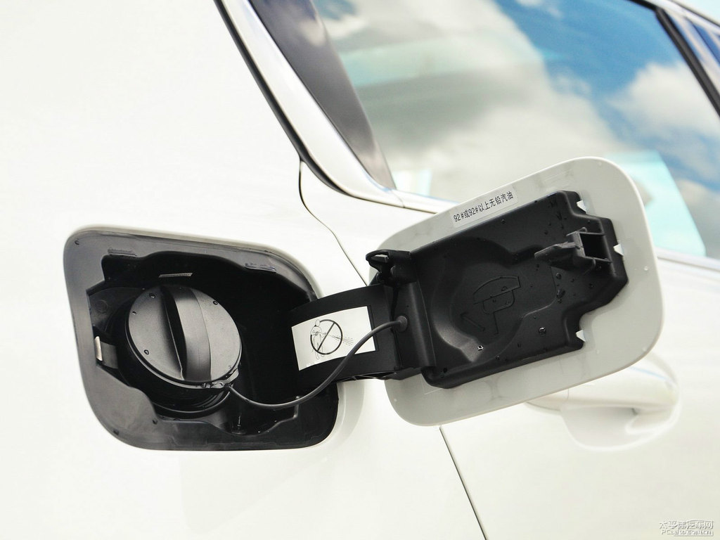 珠光白標致508車身外觀圖片