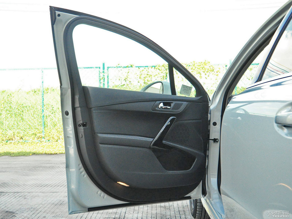 珠光白標致508車廂內(nèi)飾圖片