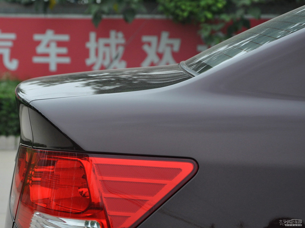 暗櫻紅福瑞迪車尾外觀圖片