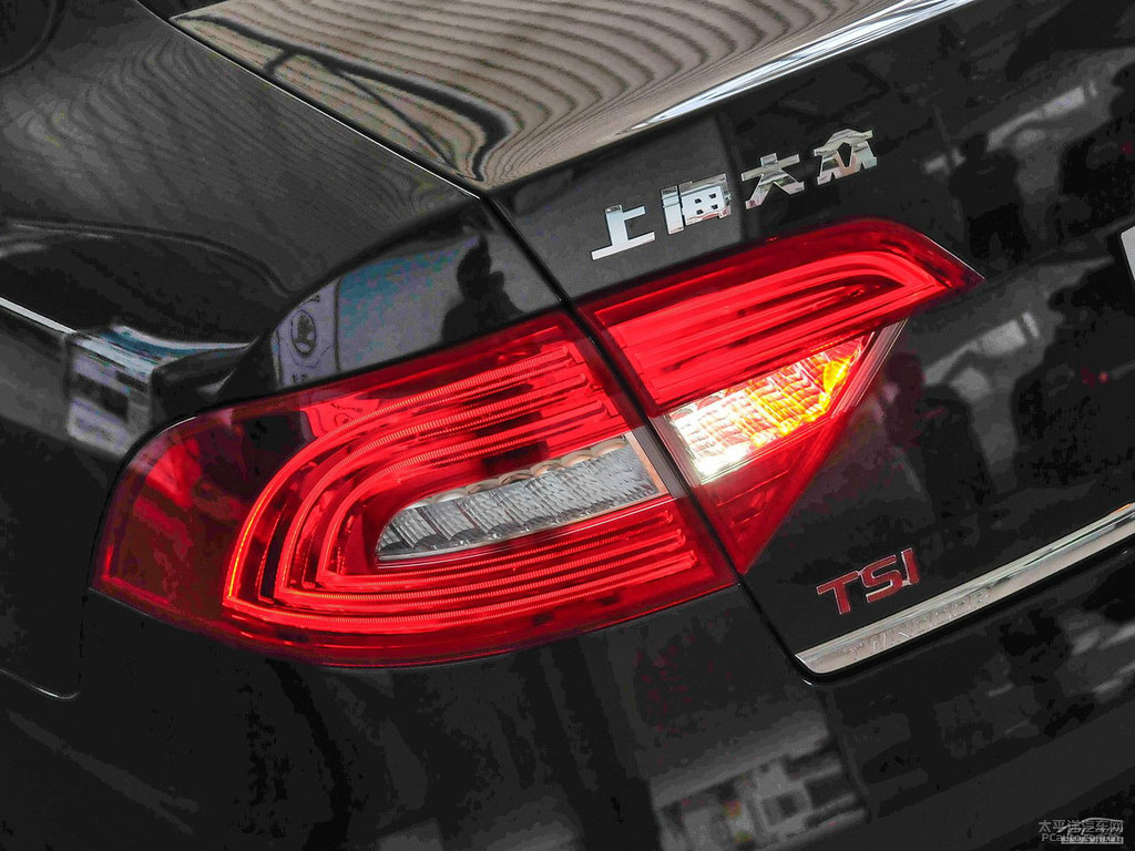 琥珀棕速派車尾外觀圖片
