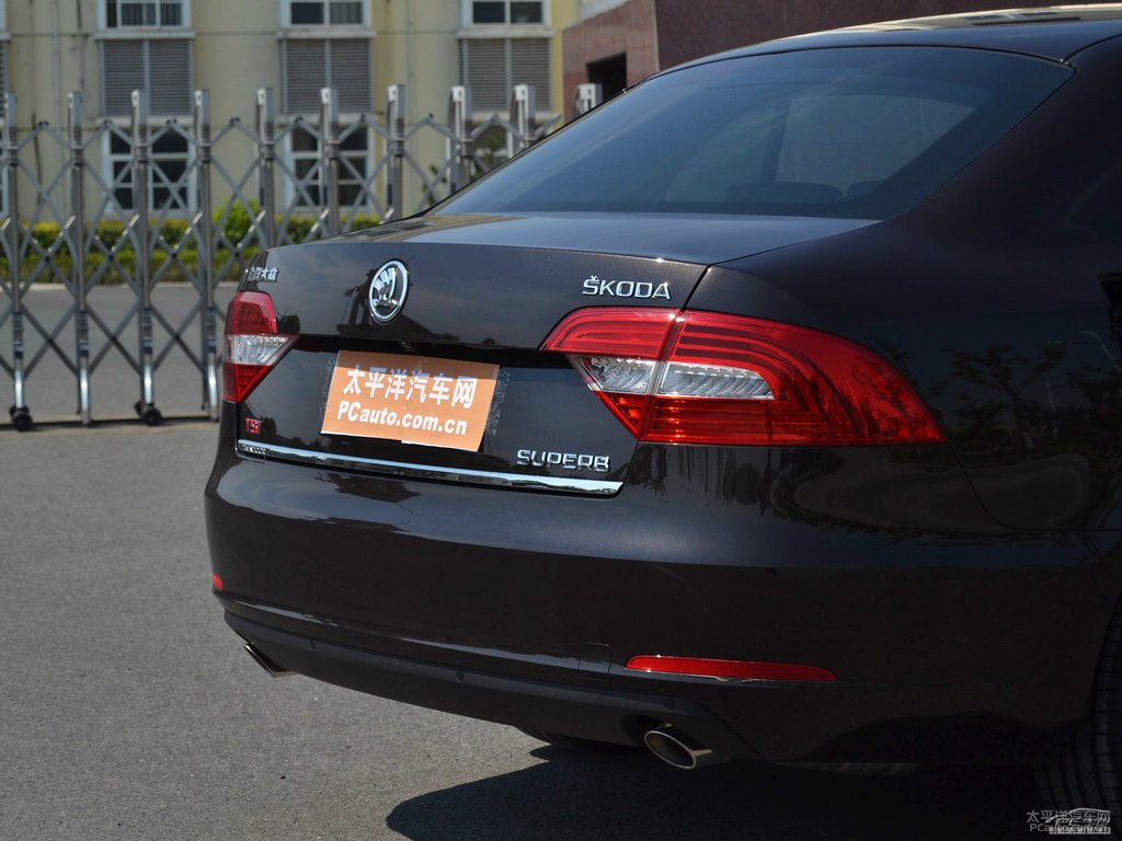 琥珀棕速派車尾外觀圖片