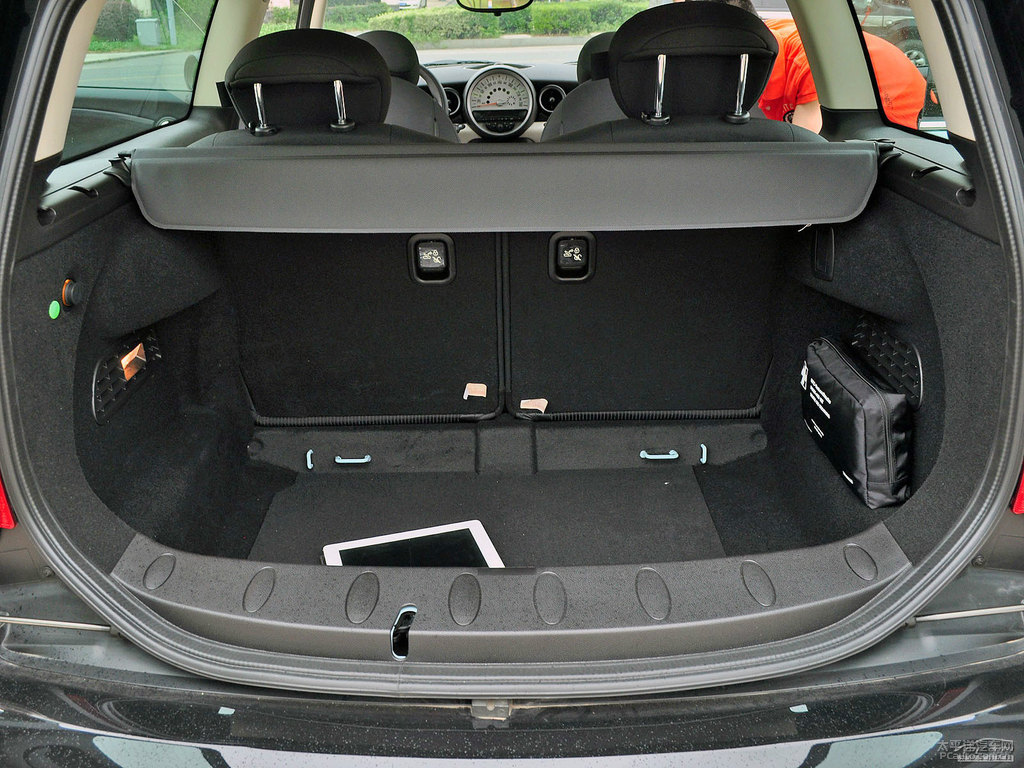 激光藍MINI CLUBMAN后備廂空間圖片