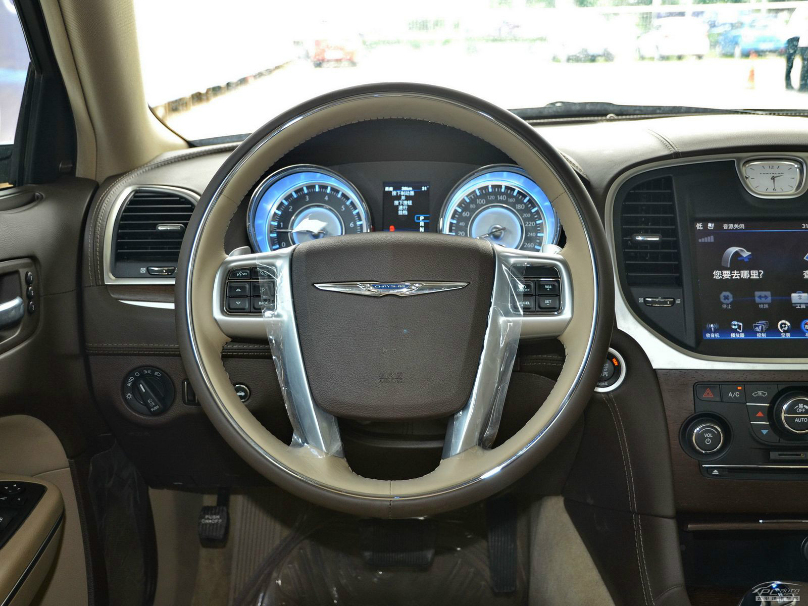 克萊斯勒300C內(nèi)飾高清大圖