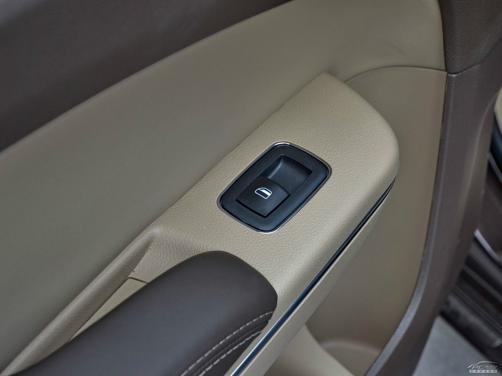 克萊斯勒300C內(nèi)飾高清大圖