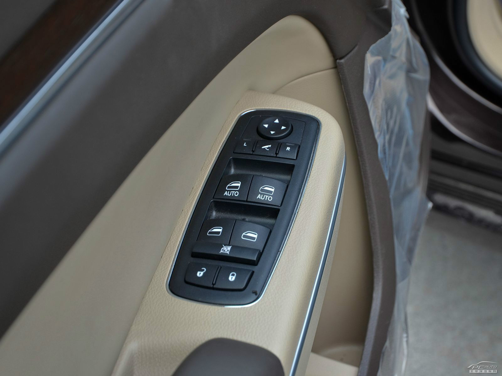 克萊斯勒300C內(nèi)飾高清大圖