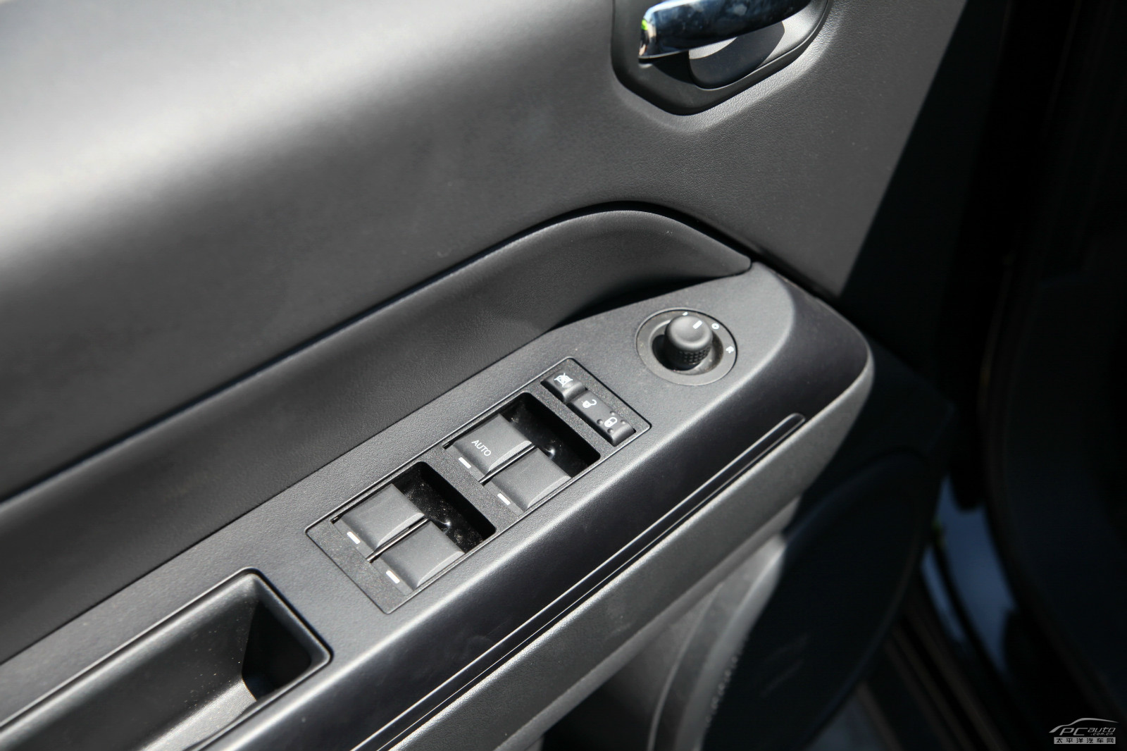 指南者(進口)內(nèi)飾高清大圖