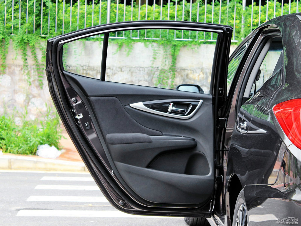 摩卡金凌派車廂內(nèi)飾圖片